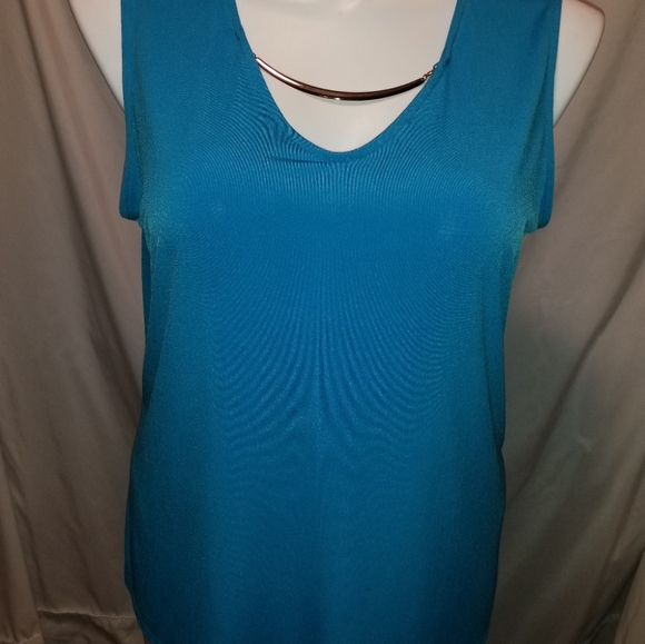 Teal short sleeve top with gold change on it - Picture 1 of 8